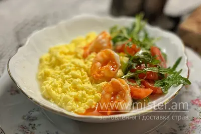 Яєшня-скрембл з креветками, авокадо та томатами чері Велюров undefined фото