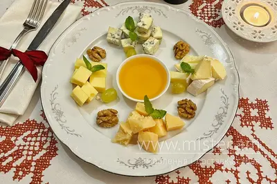 Сирна тарілка з горіхами та медом Велюров undefined фото