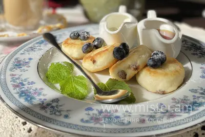 Сирники з родзинками, медом та сметаною Велюров undefined фото