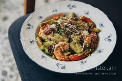 Домашня паста з креветками, цукіні, чері та соусом песто Delikacia undefined фото