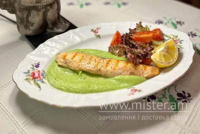 Філе лосося з пюре із брокколі Велюров undefined фото
