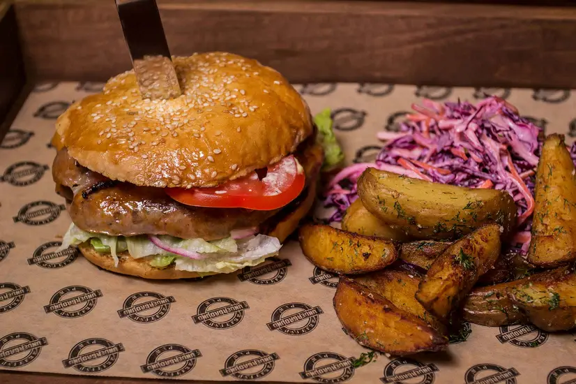 Бургер " EDINBURGERS" із картоплею по селянськи та салатом КоулСлоу - "British Pub Underground" в Білій Церкві фото