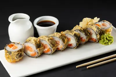 Рол Темпура з лососем, ікрою та сиром TREBA Pizza & Sushi undefined фото