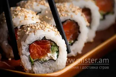 Каліфорнія з лососем в кунжуті Це SUSHI & PIZZA undefined фото