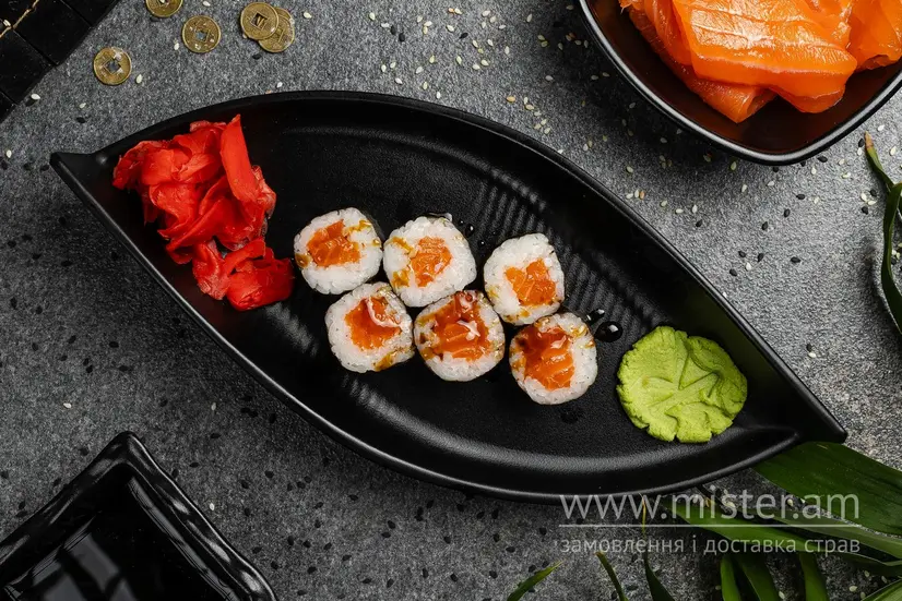 Макі з лососем - "Yoki restaurant" в Чернівцях фото 