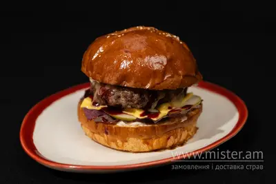 Бургер з камамбером та ожиновим варенням Canadian Food undefined фото