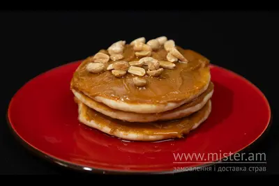 Панкейки з арахісовою пастою та кленовим сиропом Canadian Food undefined фото