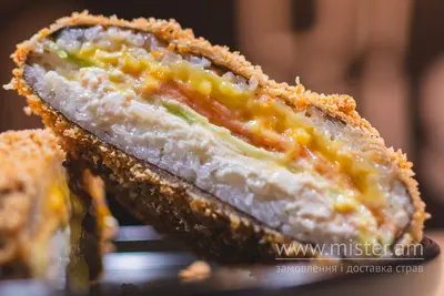 Суші-бургер з лососем та авокадо BAO sushi undefined фото
