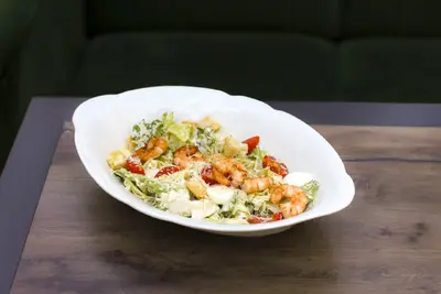 Салат Цезар з тигровими креветками Pasage Gartenberg undefined фото