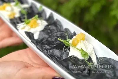 Вареники чорні з морепродуктами та ікрою Здибанка undefined фото