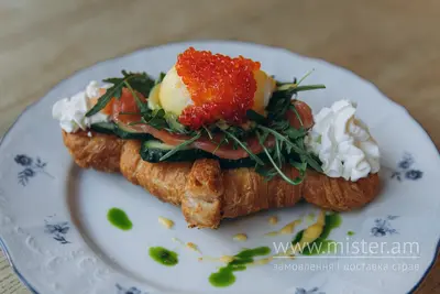 Масляний круасан з лососем, червоною ікрою та соусом Голандез Delikacia undefined фото