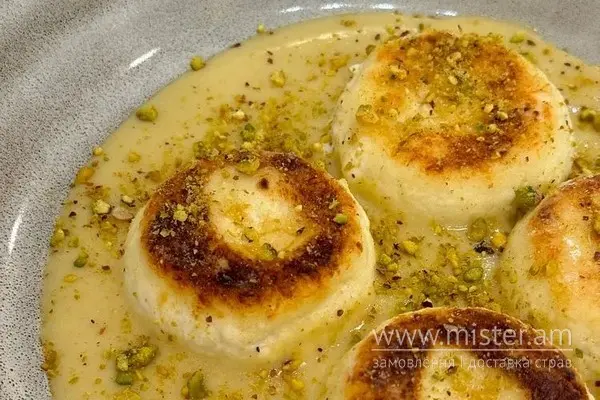 Сирники з фісташковим заварним кремом - "Boulangerie 33" в Чернівцях фото