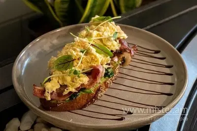 Тост-скрембл з беконом, печерицями та шпинатом Boulangerie 33 undefined фото