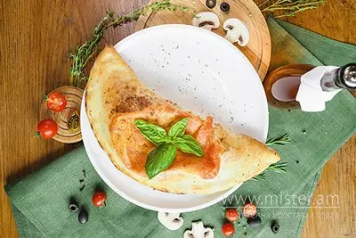 Червона піца "Кальцоне Фарчіто" La Riva undefined фото