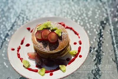 Панкейки з ягідним соусом та сезонними фруктами Crispy Place undefined фото