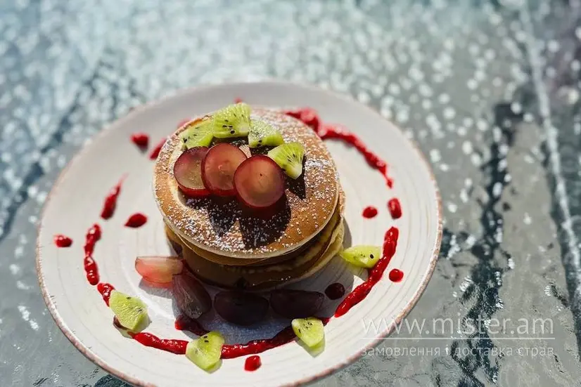 Панкейки з ягідним соусом та сезонними фруктами - "Crispy Place" в Черкасах фото