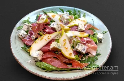 Салат з грушою та сиром Дор Блю Grill Pub undefined фото