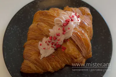 Круасан з вишнею Boulangerie 33 undefined фото