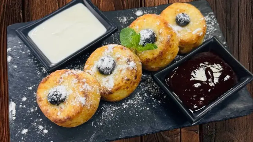 Сирники з сметаною та ягідним кюлі - "Konfetti" в Білій Церкві фото 