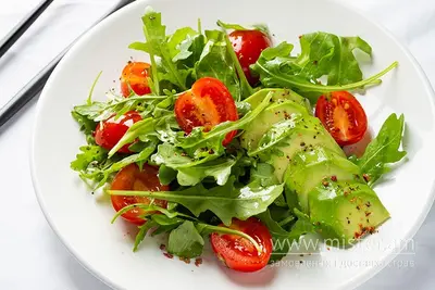 Салат з авокадо, руколою і пармезаном Salad Day  undefined фото