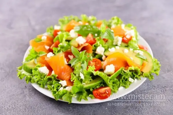Салат с соленим лососем та сиром фета - "Salad Day " в Полтаві фото 