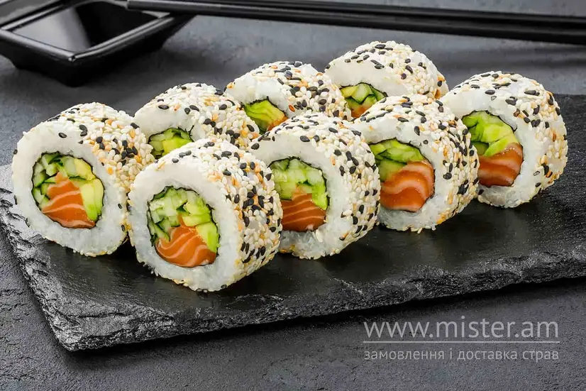 Каліфорнія з лососем в кунжуті - "Sushi Master" в Івано-Франківську фото