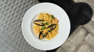 Паста з морепродуктами та соусом біск Papa Don undefined фото