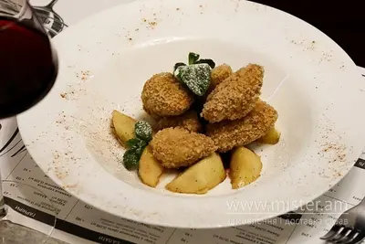 Камамбер з карамелізованими яблуками та ягідним кюлі Drova undefined фото