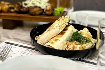 Лаваш з моцарелою та шпинатом Drova undefined фото