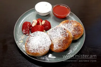 Сирники з ягідним соусом та сметаною вага VIN&GRET undefined фото