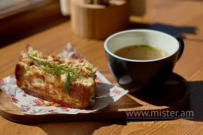 Сендвіч із куркою та чашкою бульйону Small Cafe undefined фото