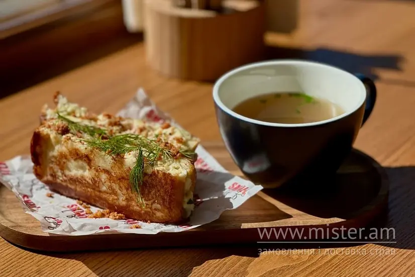 Сендвіч із куркою та чашкою бульйону - "Small Cafe" в Чернігові фото 
