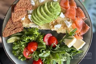 Великий сніданок з лососем та авокадо Butter Cafe undefined фото