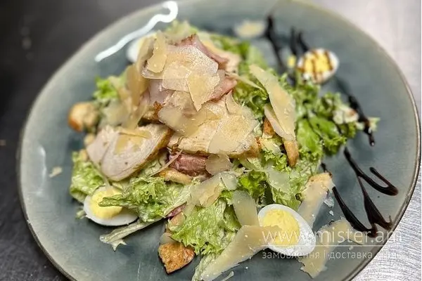 Салат "Цезар" з куркою, беконом та пармезаном - "Butter Cafe" в Черкасах фото