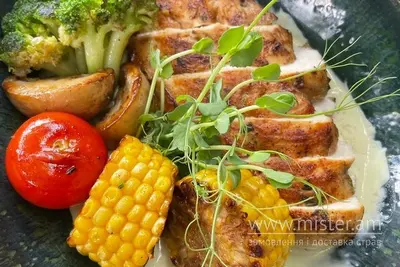 Курячий стейк з овочами гриль та соусом дорблю Кочерга undefined фото