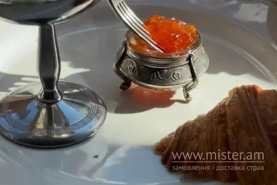 Круасан з ікрою та збитим маслом Daisy undefined фото