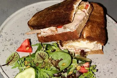 Ростбіф тост з моцарелою та песто Boulangerie 33 undefined фото
