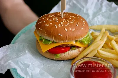 Beef Burger з картоплею фрі та соусом Crocodile undefined фото