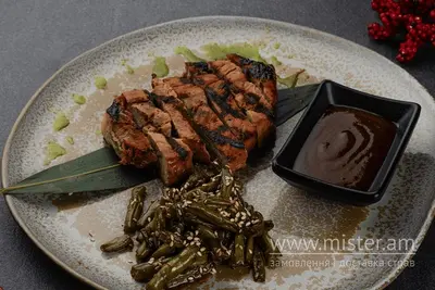 Стейк зі свинини та соусом гочуджан Yoki restaurant undefined фото