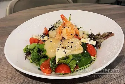Салат з морськими гребінцями, кальмарами та тигровими креветками Гостинний двір undefined фото