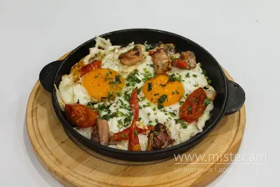 Яєчня з беконом та овочами Hvoya undefined фото