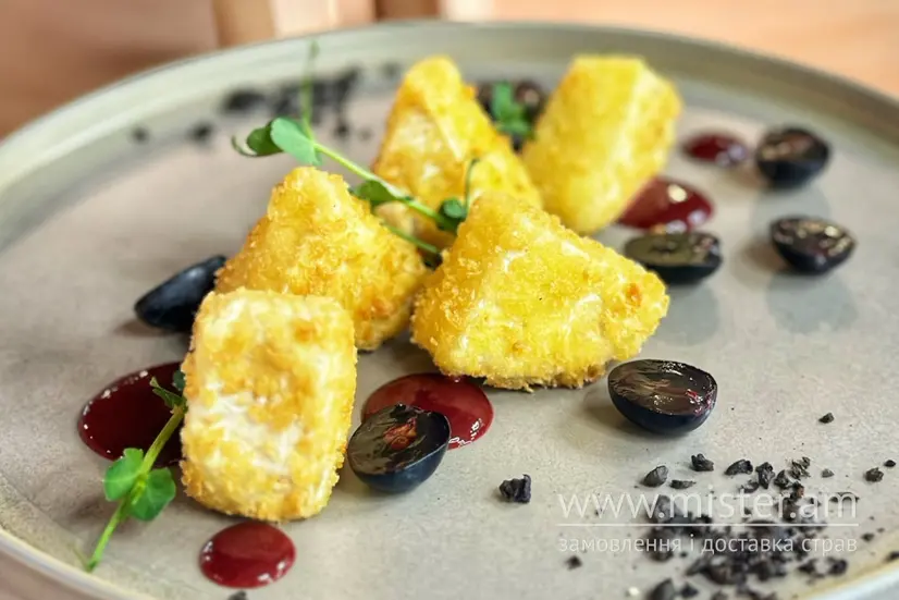 Камамбер фрі з ягідним соусом - "Trattoria" в Дрогобичі фото 