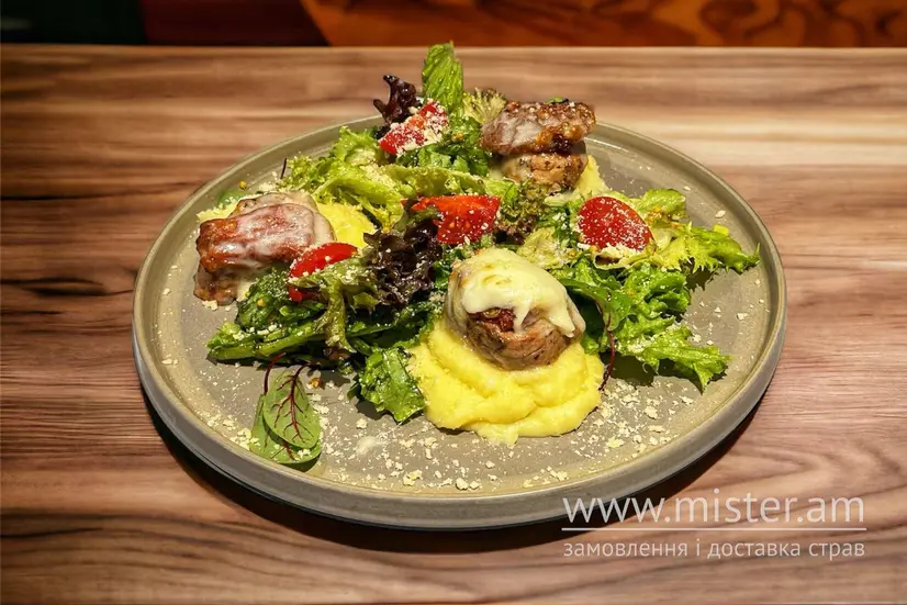 Свинні медальйони з сиром та сушеними томатами - "Trattoria" в Дрогобичі фото 