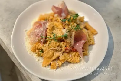 Паста з куркою та в'яленими томатами Trattoria undefined фото