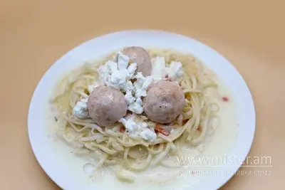 Спагеті на перепелиних яйцях з курячими фрикадельками  Gabar undefined фото