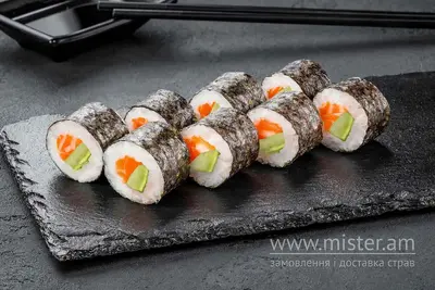 Макі з лососем та авокадо Sushi Master undefined фото