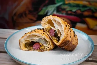 Листкова булочка з сосискою та маринованими огірочками Budu ТВОЇМ ХЛІБОМ undefined фото