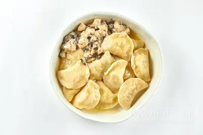 Вареники з картоплею під смаженою курочкою з печерицями Твоя Варенична - Пельменi Вареники undefined фото