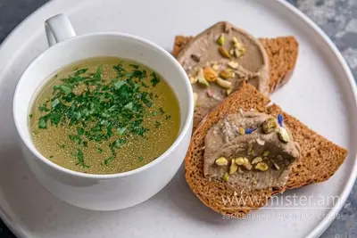 Курячий бульйон з теплим хлібом та паштетом The Truffle undefined фото