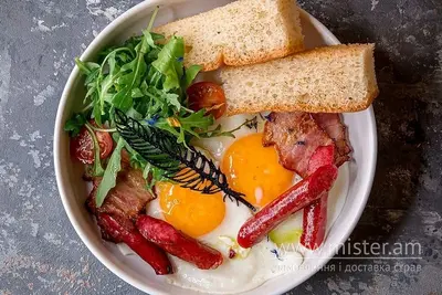 Яєшня з беконом, кобвасками, томатами чері та фокачею The Truffle undefined фото